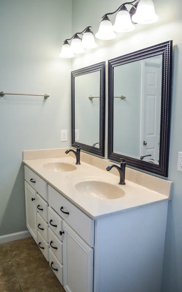 Bathrooms by Paragon Custom Builders, photograph 3
