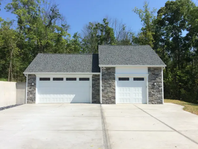 Garages by Paragon Custom Builders, photograph 1