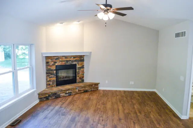 Interiors by Paragon Custom Builders, photograph 1