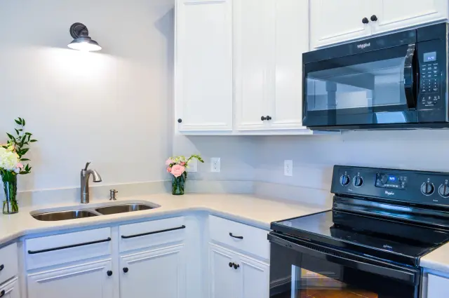Kitchens by Paragon Custom Builders, photograph 7